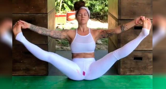 Mujer se grabó haciendo yoga mientras menstruaba, la criticaron, pero ella responde así