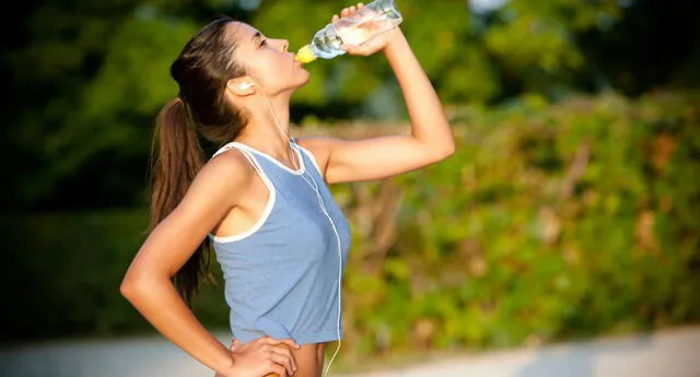 Si tomas agua en estos dos momentos del día podrás bajar de peso, según la ciencia