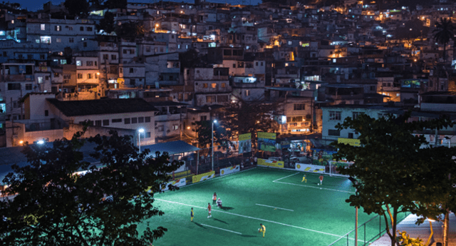 Campo de fútbol en favelas de Río de Janeiro.