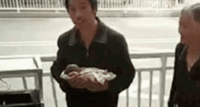 Un buscador de basura logró darse cuenta que el bebé estaba dentro.