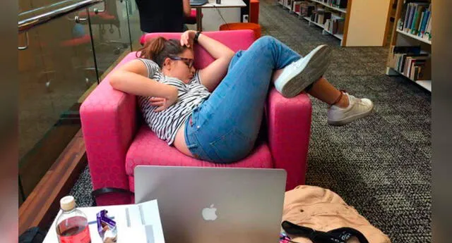 Se quedó dormida en biblioteca, sus amigos le tomaron foto y es víctima de memes