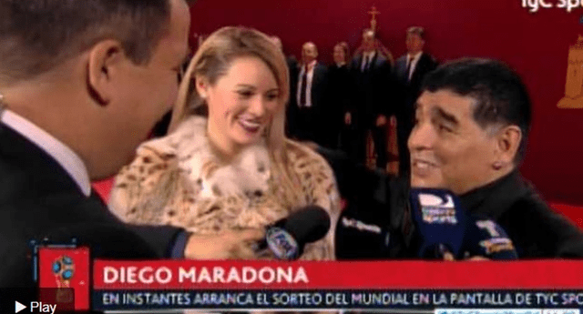 Maradona literalmente 'brilló' en evento. 