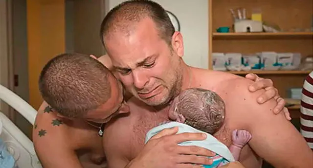 Polémica campaña contra gays usa foto de pareja cuando conoció  a su hijo