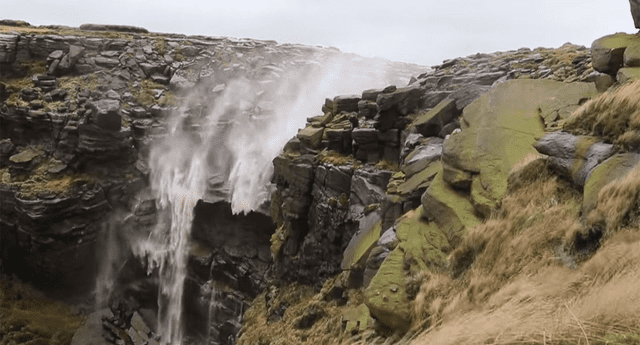 La naturaleza es impresionante, no creerás lo que pasó con esta cascada. 