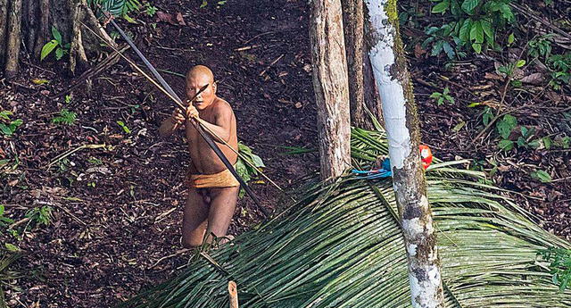 Se encontró con una tribu indígena por casualidad y decidió inmortalizar el momento