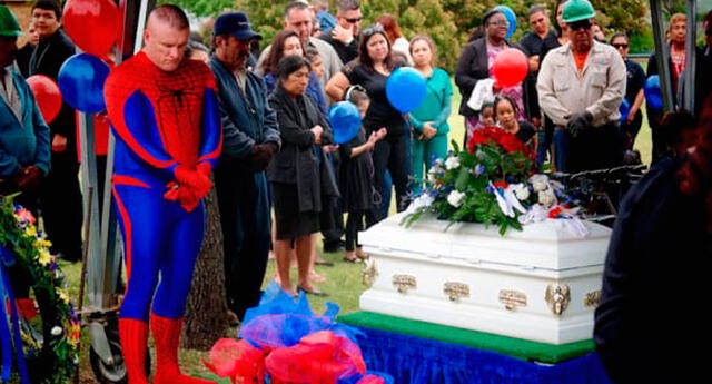 Cuando sepas porqué él fue a un funeral vestido de Spiderman, le darás toda la razón