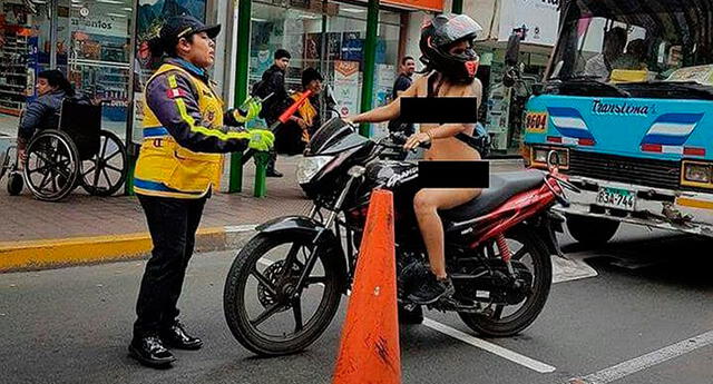 Mujer se pasea desnuda en su moto y sorprende a transeúntes