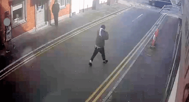 Las imágenes del insólito hecho fueron registradas por una cámara de seguridad de Manchester