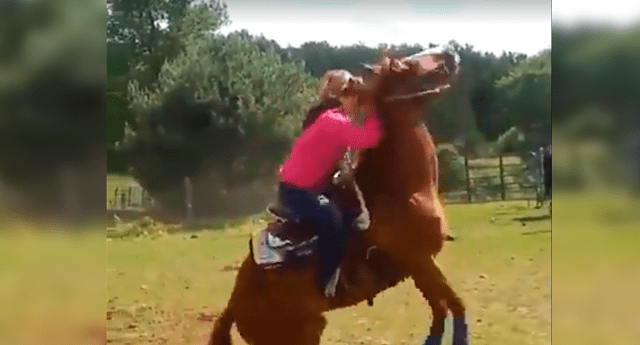 chicas fallando con caballos