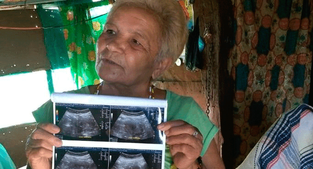 María de la Luz enseña los resultados del ultrasonido que le hicieron para demostrar su embarazo.