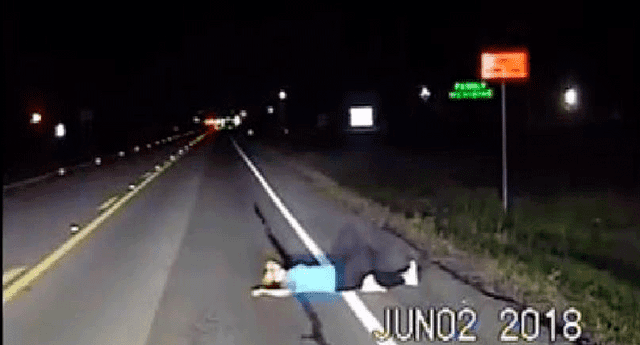 Policías estadounidenses grabaron el hallazgo de una mujer ebria dormida en plena autopista