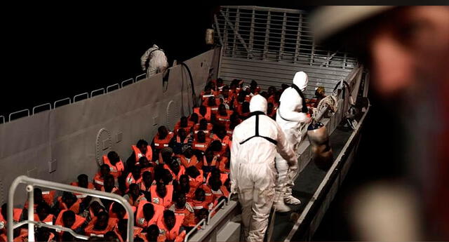 Italia prohíbe el ingreso de un barco llenó de migrantes y sus ciudadanos celebraron la decisión.
