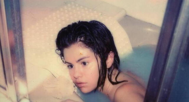 Selena Gomez protagonizó terrorífico video en una bañera