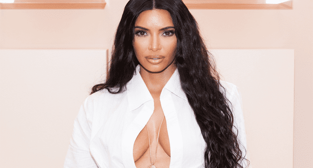 Kim Kardashian lució su rostro al natural. 