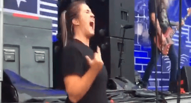 Una traductora de lenguaje de señas se hizo viral al interpretar una canción en un concierto de metal