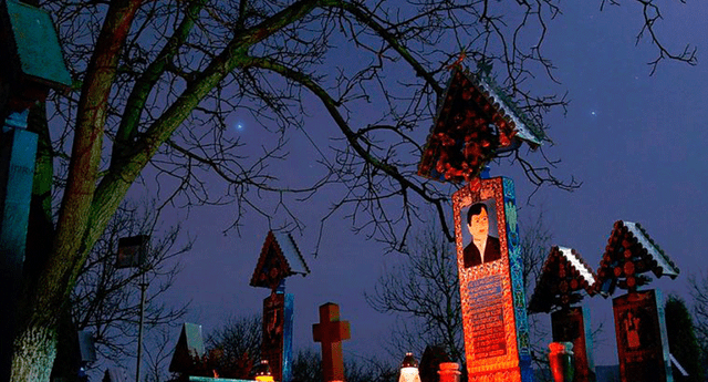 El cementerio de Săpânța es uno de los lugares más recomendados para visitar en Rumania