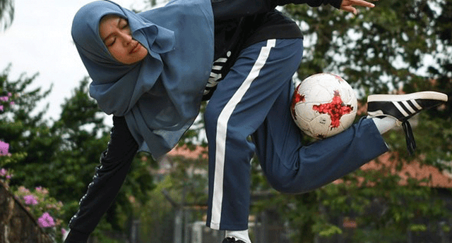 Joven de Malasia ha ganado gran popularidad al demostrar su impresionante destreza en el fútbol freestyle