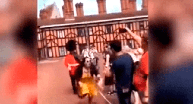 Guardia real británico empujó a una turista que se interpuso en su marcha para tomarse una foto