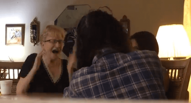 Abuela mostró una efusiva emoción ante la propuesta de matrimonio para su nieta