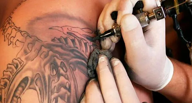 Mira lo que le sucede a tu cuerpo cuando te haces un tatuaje.
