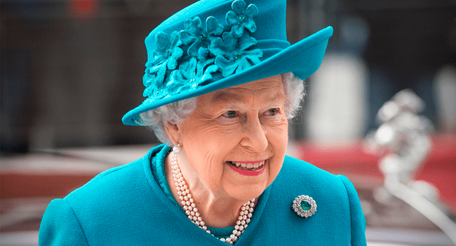 Princesa Ana contó que la reina Isabel, de Inglaterra, tiene una mano "falsa" que puede usar para saludar al público.
