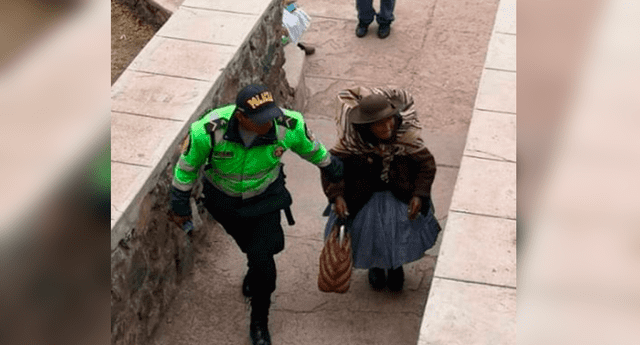 Policía se ganó la dmiración de todos tras solidario gesto con anciana durante las elecciones 2018