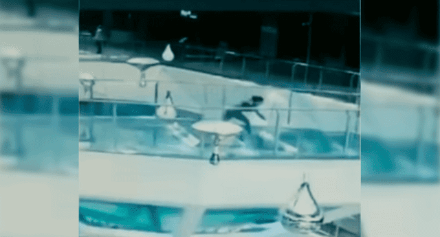 La mujer cayó a un tanque con tiburones.