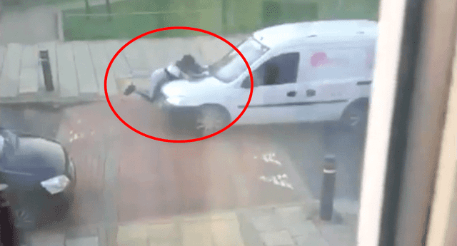 Una mujer se colgó de un auto para evitar que se vaya.
