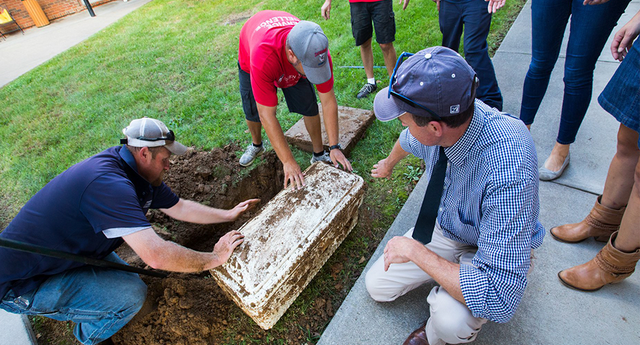 Estudiantes de universidad estadounidense desenterraron misteriosa cápsula del tiempo de hace un cuarto de siglo