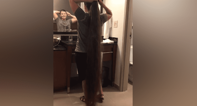 Chica con el “cabello más largo del mundo” enseña a peinarse.