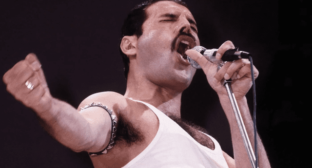 El animal emuló al vocalista de Queen en peculiar acto
