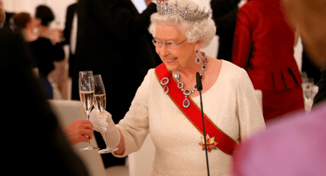 La reina Isabel mantiene una antigua e insólita tradición con sus invitados durante la cena de Nochebuena