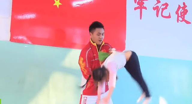 Alumnos de una escuela de artes marciales en China fueron grabados durante sus rigurosos entrenamientos
