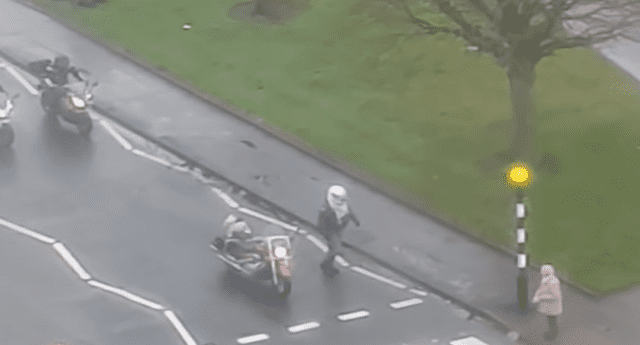 Mira el momento exacto donde el motociclista detiene el tránsito
