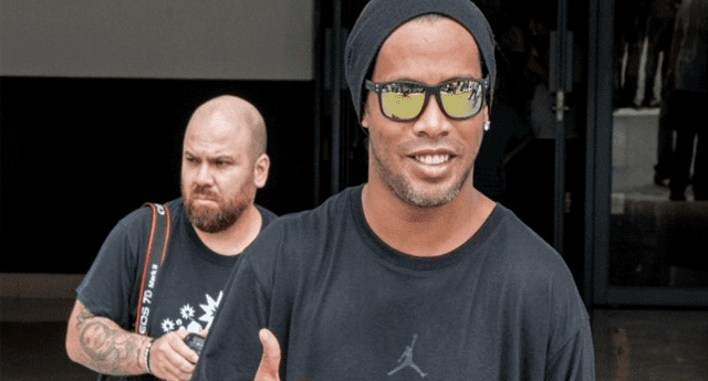 Ronaldinho desata polémica por usar a su "doble" en su último evento con el fin de evadir a la prensa
