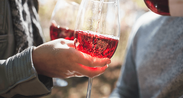 Empresa de bebidas alcohólicas, con colaboración de científicos, ha creado una curiosa agua con sabor a vino que no emborracha