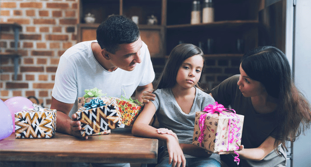 padres que regalan mucho en Navidad convierten a sus hijos en frustrados; según experto.