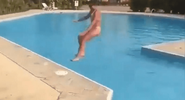Chica intenta gran salto en piscina, pero falla y recibe brutal golpe.