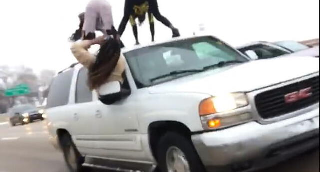 Mujeres realizan peligroso baile sobre una SUV en movimiento