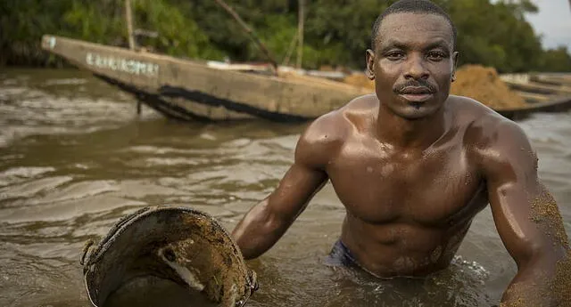 Mineros de Camerún encienden redes sociales con sus músculos