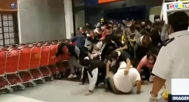 Impactante vídeo de personas peleando por entrar a supermercado, en plena pandemia, por ofertas de 3x2 en aceites