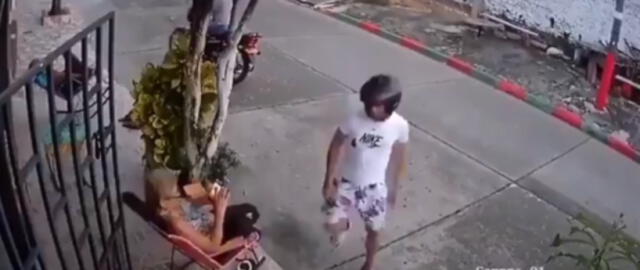 Una señora espanta a golpes a dos ladrones que se acercaron a robarle el celular (VIDEO)