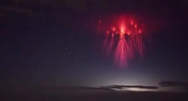 ¡Desconcertante! Captan extraña "medusa roja" en el cielo luego de una tormenta eléctrica