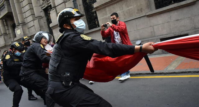 Indignación en redes por video donde PNP arranca bandera peruana a manifestantes