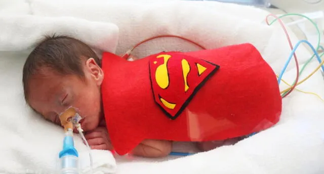 Capas de superhéroes para bebés prematuros.