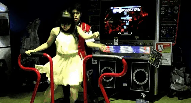 Riri y Penko sorprenden con su baile en arcades.