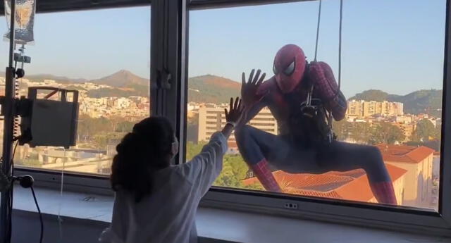 Spiderman sorprende a niños con cáncer en Navidad, bajando por las ventanas con regalos