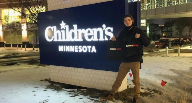 Hunter Kahn, usuario de Reddit de 20 años, aprovechó el gran momento que la comunidad de este foro logró con las acciones de GameStop y decidió usar parte de sus ganancias para regalar videojuegos al Hospital Infantil de Minnesota./Fuente: CNN.