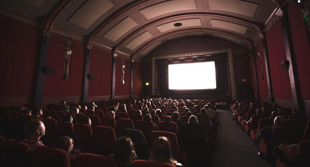 La pandemia del COVID-19 ha llevado a las salas de cine a replantearse estrategias para sobrellevar la ausencia de público consumidor en sus establecimientos./Fuente: Unsplash.