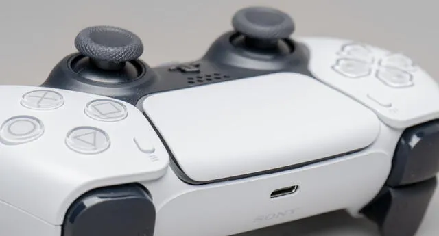 Múltiples reportes señalan que las unidades de DualSense, el control oficial de PS5, traen un desperfecto llamado drifting./Fuente: Unsplash.